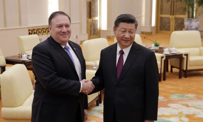 Ngoại trưởng đương thời Mike Pompeo (bên trái) bắt tay với lãnh đạo Trung Quốc Tập Cận Bình khi cả hai chụp ảnh tại Đại lễ đường Nhân dân ở Bắc Kinh vào ngày 14/06/2018. (Ảnh: Andy Wong/AFP qua Getty Images)