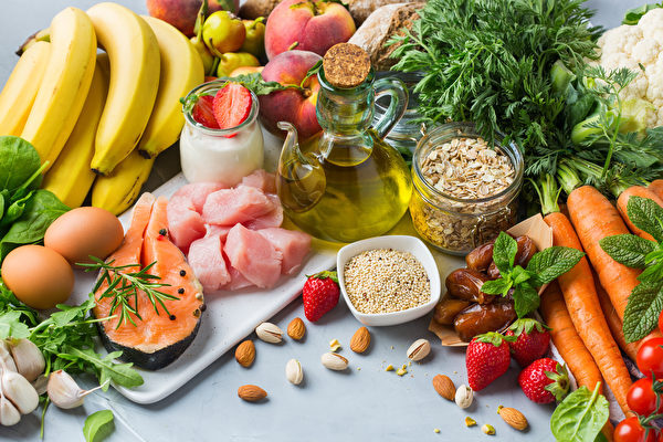 Cách ăn Địa Trung Hải bao gồm chủ yếu là trái cây và rau quả, chất béo chất lượng cao và protein chất lượng cao có thể giúp ngăn ngừa ung thư đại trực tràng. (Ảnh: Antonina Vlasova/Shutterstock)