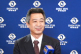 Ông Hitomi Kazuhiro, chủ tịch một công ty, thưởng lãm Nghệ thuật Biểu diễn Shen Yun tại Trung tâm Shinjuku Bunka ở Tokyo, Nhật Bản, hôm 25/01/2023. (Ảnh: Annie Gong/The Epoch Times)