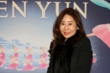 Cô Hyun Hee-Jung, chủ một phòng tranh, thưởng lãm Nghệ thuật Biểu diễn Shen Yun tại Nhà hát Sohyang ở Busan, Nam Hàn, hôm 02/02/2023 (Ảnh: Kim Kook-hwan/The Epoch Times)
