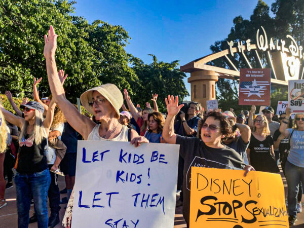Những người biểu tình phản đối lập trường chống lại một luật Florida được thông qua mới đây của Công ty Walt Disney bên ngoài trụ sở chính của công ty ở Burbank, tiểu bang California, vào ngày 06/04/2022. (Ảnh: Jill McLaughlin/The Epoch Times)
