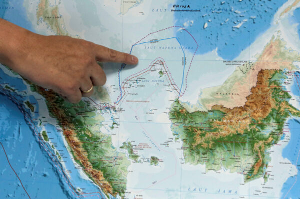 Thứ trưởng Bộ Hàng hải Indonesia Arif Havas Oegroseno chỉ vào vị trí Biển Bắc Natuna trên một bản đồ mới của Indonesia trong các cuộc nói chuyện với các phóng viên ở Jakarta, Indonesia, vào ngày 14/07/2017. (Ảnh: Beawiharta/Reuters)