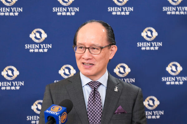 Ông Ida Yoshihiro, một bác sĩ kiêm giám đốc khoa của một bệnh viện trực thuộc một trường đại học, tham dự Nghệ thuật Biểu diễn Shen Yun tại Nhà hát Nghệ thuật Tỉnh Aichi ở Nagoya, Nhật Bản, vào ngày 28/01/2023. (Ảnh: Lu Yong/The Epoch Times)