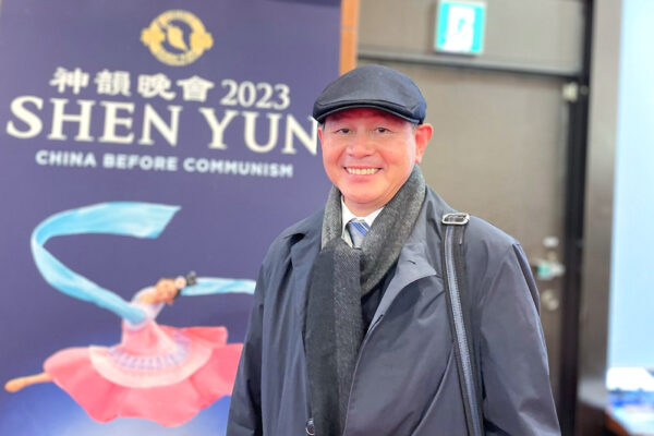 Ông Ishi Masakazu, chuyên gia tư vấn cho một công ty xây dựng danh tiếng có tuổi đời cả thế kỷ, thưởng lãm Nghệ thuật Biểu diễn Shen Yun tại Trung tâm Shinjuku Bunka ở Tokyo, Nhật Bản, vào ngày 25/01/2023. (Ảnh: Niu Bin/The Epoch Times)