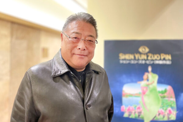 Ông Iwamoto Yasuhiro, chủ tịch U-Truck Net, mạng lưới kinh doanh xe tải lớn nhất Nhật Bản, thưởng lãm Nghệ thuật Biểu diễn Shen Yun tại Nhà hát Nghệ thuật Tỉnh Aichi ở Nagoya, Nhật Bản, hôm 27/01/2023. (Ảnh: Niu Bin/The Epoch Times)