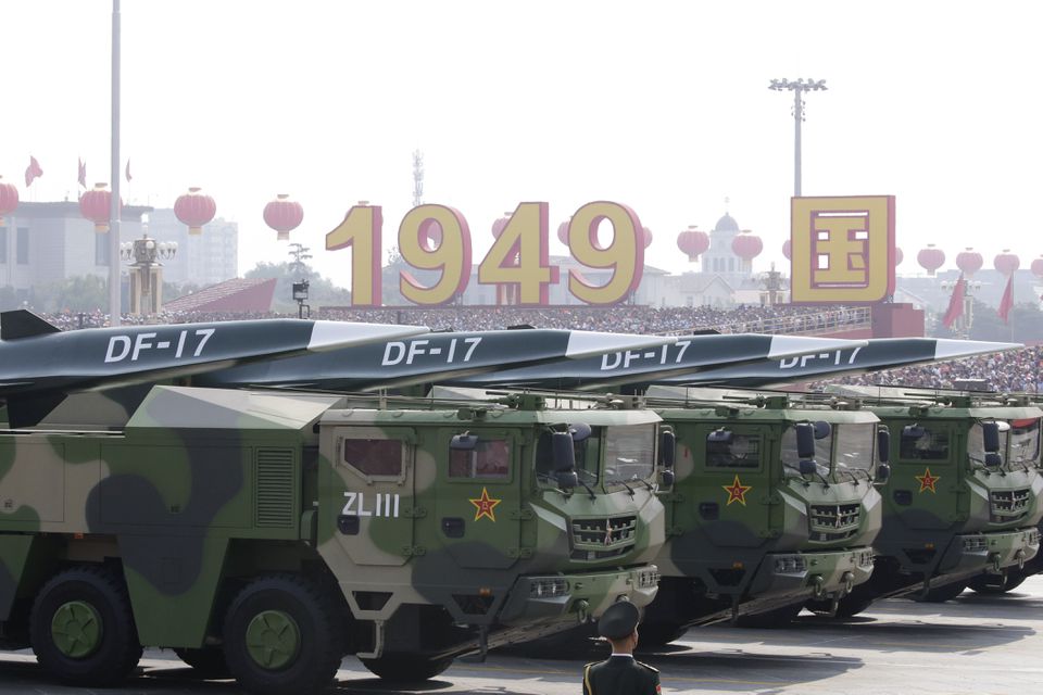 Các xe quân sự mang hỏa tiễn siêu thanh DF-17 đi qua Quảng trường Thiên An Môn trong cuộc duyệt binh ở Bắc Kinh, Trung Quốc, vào ngày 01/10/2019. (Ảnh: Jason Lee/Reuters)