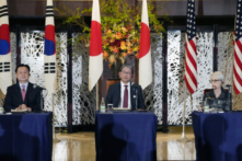 Thứ trưởng Ngoại giao Nam Hàn Cho Hyun-dong (trái), Thứ trưởng Ngoại giao Nhật Bản Takeo Mori (giữa), và Thứ trưởng Ngoại giao Hoa Kỳ Wendy Sherman (phải) tại một cuộc họp báo chung ở Tokyo, Nhật Bản, hôm 26/10/2022. (Ảnh: AP Photo/Eugene Hoshiko, Pool)