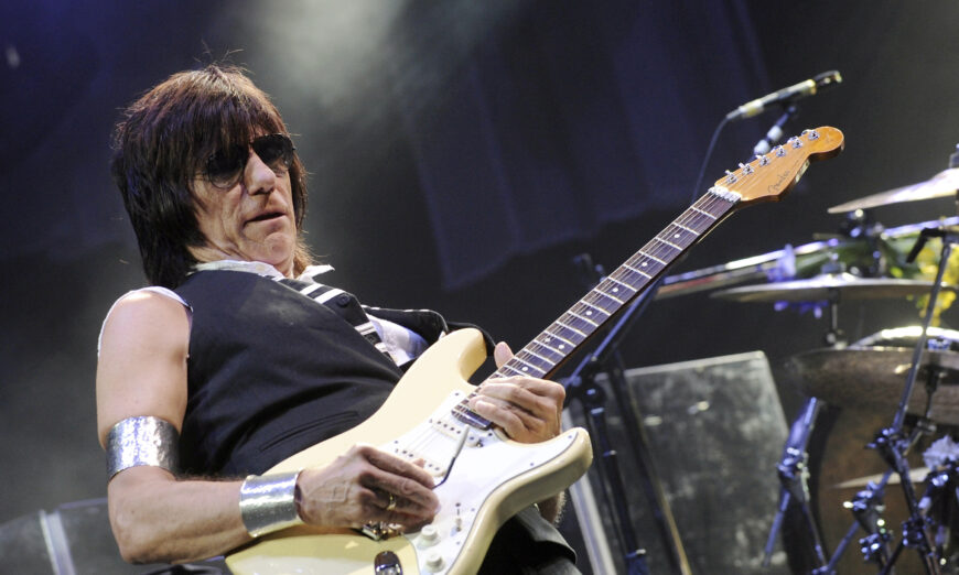 Nghệ sĩ guitar Jeff Beck biểu diễn trong buổi hòa nhạc tại Madison Square Garden, New York vào ngày 18/02/2010. (Ảnh: Evan Agostini/AP Photo)