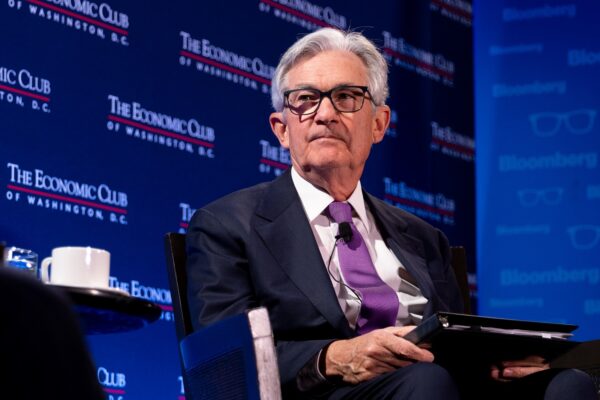 Chủ tịch Hội đồng Dự trữ Liên bang Jerome Powell nói trong cuộc phỏng vấn của ông David Rubenstein, chủ tịch Câu lạc bộ Kinh tế Hoa Thịnh Đốn, tại khách sạn Renaissance ở Hoa Thịnh Đốn, hôm 07/02/2023. (Ảnh: Julia Nikhinson/Getty Images)