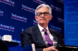 Chủ tịch Hội đồng Dự trữ Liên bang Jerome Powell nói trong cuộc phỏng vấn của David Rubenstein, Chủ tịch Câu lạc bộ Kinh tế Hoa Thịnh Đốn, tại khách sạn Renaissance Hoa Thịnh Đốn, hôm 07/02/2023. (Ảnh: Julia Nikhinson/Getty Images)