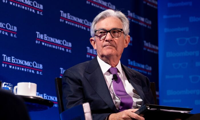 Chủ tịch Hội đồng Dự trữ Liên bang Jerome Powell nói trong cuộc phỏng vấn của David Rubenstein, Chủ tịch Câu lạc bộ Kinh tế Hoa Thịnh Đốn, tại khách sạn Renaissance Hoa Thịnh Đốn, hôm 07/02/2023. (Ảnh: Julia Nikhinson/Getty Images)