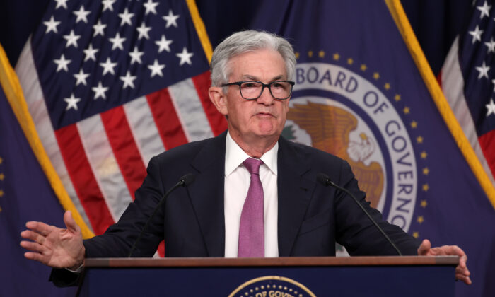 Chủ tịch Hội đồng Dự trữ Liên bang Jerome Powell nói trong cuộc họp báo sau cuộc họp của Ủy ban Thị trường Mở Liên bang tại Hoa Thịnh Đốn, hôm 01/02/2023. (Ảnh: Kevin Dietsch/Getty Images)