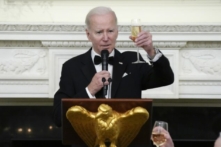 Tổng thống Joe Biden nâng cốc chúc mừng trong một bữa tiệc chiêu đãi các thống đốc và các phu nhân, phu quân của họ tại Phòng Quốc Yến của Tòa Bạch Ốc hôm 11/02/2023. (Ảnh: Manuel Balce Ceneta/AP Photo)