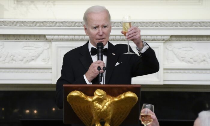 Tổng thống Joe Biden nâng cốc chúc mừng trong một bữa tiệc chiêu đãi các thống đốc và các phu nhân, phu quân của họ tại Phòng Quốc Yến của Tòa Bạch Ốc hôm 11/02/2023. (Ảnh: Manuel Balce Ceneta/AP Photo)