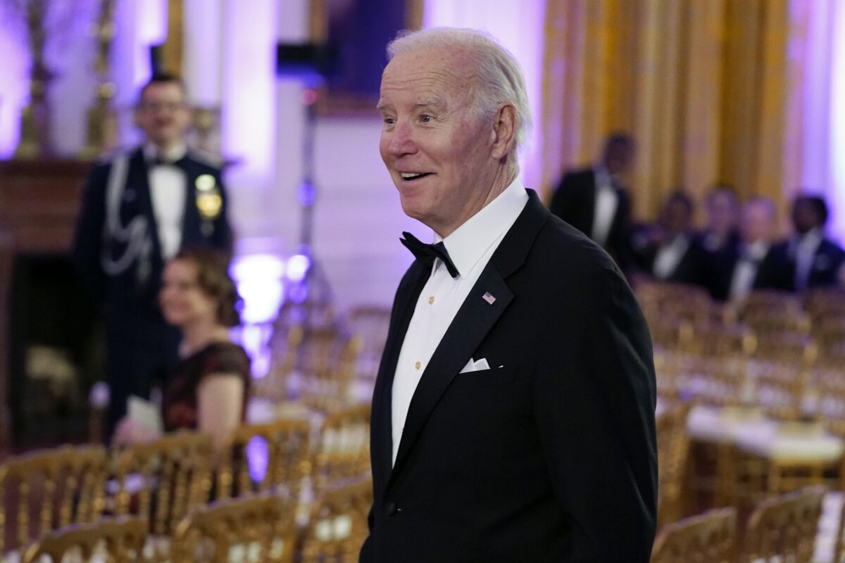 Tổng thống Joe Biden đến Phòng phía Đông của Tòa Bạch Ốc sau bữa tiệc tối chiêu đãi các thống đốc và các phu nhân, phu quân của họ, hôm 11/02/2023. (Ảnh: Manuel Balce Ceneta/AP Photo)