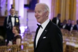Tổng thống Joe Biden đến Phòng phía Đông của Tòa Bạch Ốc sau bữa tiệc tối chiêu đãi các thống đốc và phu nhân của họ, hôm 11/02/2023. (Ảnh: Manuel Balce Ceneta/AP)