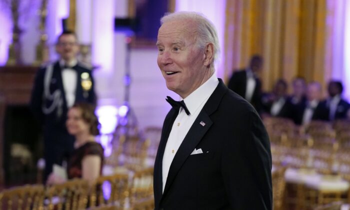 Tổng thống Joe Biden đến Phòng phía Đông của Tòa Bạch Ốc sau bữa tiệc tối chiêu đãi các thống đốc và phu nhân của họ, hôm 11/02/2023. (Ảnh: Manuel Balce Ceneta/AP)