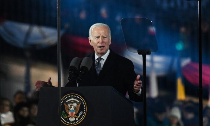 Tổng thống Hoa Kỳ Joe Biden trình bày một bài diễn văn tại Royal Castle Arcades ở Warsaw, Ba Lan, hôm 21/02/2023. (Ảnh: Omar Marques/Getty Images)