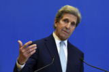 Đặc phái viên của Tổng thống Hoa Kỳ về Khí hậu John Kerry làm cử chỉ khi có bài diễn văn trong cuộc họp báo sau cuộc họp với Bộ trưởng Kinh tế và Tài chính Pháp tại Bộ Kinh tế ở Paris, Pháp, vào ngày 10/03/2021. (Ảnh: Eric Piermont/AFP/Getty Images)