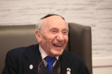 Ông Joseph Alexander chia sẻ những trải nghiệm sinh tồn trong thảm họa diệt chủng Holocaust, tại Trung tâm Đời sống Do Thái Chabad, hôm 27/01/2023. (Ảnh: Stephan Abraham/Trung tâm Đời sống Do Thái Chabad)
