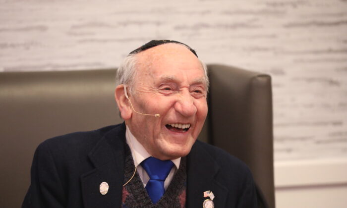 Cụ ông 100 tuổi sống sót qua thảm họa Holocaust kể lại trải nghiệm sinh tồn ở 12 trại tập trung