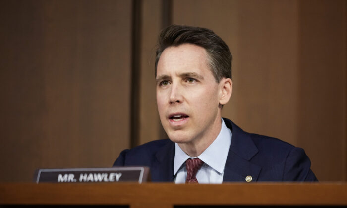 Thượng nghị sĩ Josh Hawley (Cộng Hòa-Missouri) đưa ra nhận xét trong phiên điều trần xác nhận của Ủy ban Tư pháp Thượng viện cho ứng cử viên Tối cao Pháp viện, Thẩm phán Ketanji Brown Jackson, ở Tòa nhà Văn phòng Thượng viện Hart tại Điện Capitol ở Hoa Thịnh Đốn, hôm 21/03/2022. (Ảnh: Drew Angerer/Getty Images)