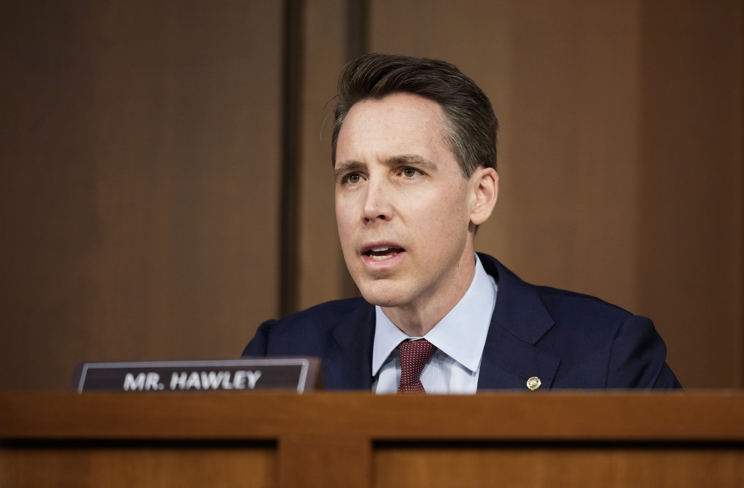 Thượng nghị sĩ Josh Hawley (Cộng Hòa-Missouri) đưa ra nhận xét trong phiên điều trần xác nhận của Ủy ban Tư pháp Thượng viện cho ứng cử viên Tối cao Pháp viện, Thẩm phán Ketanji Brown Jackson tại Tòa nhà Văn phòng Thượng viện Hart trên Điện Capitol ở Hoa Thịnh Đốn, hôm 21/03/2022. (Ảnh: Drew Angerer/Getty Images)