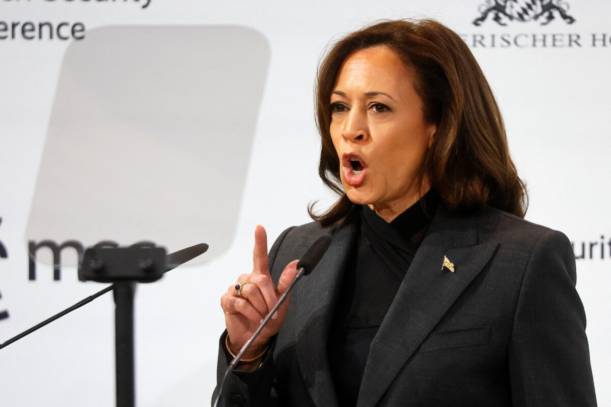 Phó Tổng thống Hoa Kỳ Kamala Harris trình bày trong Hội nghị An ninh Munich (MSC) ở Munich, Đức, hôm 18/02/2023. (Ảnh: Wolfgang Rattay/Reuters)