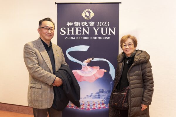 Ông Kaneko Kentaro, chủ tịch của Kaneko Boxing Gym, cùng mẹ thưởng lãm Nghệ thuật Biểu diễn Shen Yun tại Trung tâm Văn hóa Toàn diện Kawaguchi Lilia ở Kawaguchi, Nhật Bản, hôm 17/01/2023. (Ảnh: Fujino Takeshi/The Epoch Times)