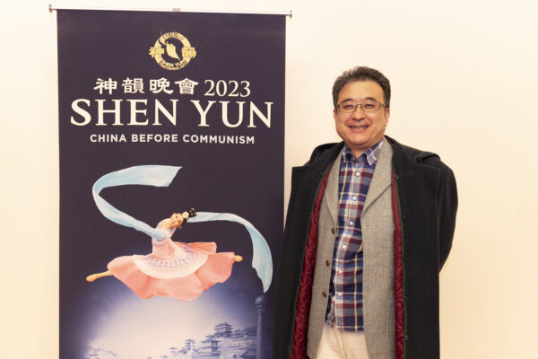 Ông Kato Yuji, giám đốc bộ phận của một công ty thương mại, thưởng thức Nghệ thuật Biểu diễn Shen Yun tại Trung tâm Văn hóa Toàn diện Kawaguchi Lilia ở Kawaguchi, Nhật Bản, hôm 17/01/2023. (Ảnh: Zhang Ying/The Epoch Times)