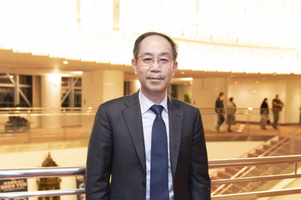 Ông Kawai Minetaka, giám đốc một bộ phận của một ngân hàng Nhật Bản, tham dự buổi biểu diễn của Đoàn Nghệ thuật Biểu diễn Shen Yun tại Trung tâm Văn hóa Toàn diện Kawaguchi Lilia ở thành phố Kawaguchi, Nhật Bản hôm 17/01/2023. (Ảnh: Fujino Takeshi/The Epoch Times)