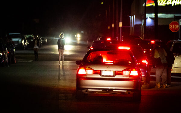 Những phụ nữ đứng ở khu “The Blade” của Los Angeles, hôm 08/02/2023. (Ảnh: John Fredricks/The Epoch Times)