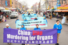 Các học viên Pháp Luân Công tuần hành trong một cuộc diễn hành ở Brooklyn, New York, nêu bật cuộc bức hại của chính quyền Trung Quốc đối với đức tin của họ hôm 26/02/2023. (Ảnh: Larry Dye/The Epoch Times)