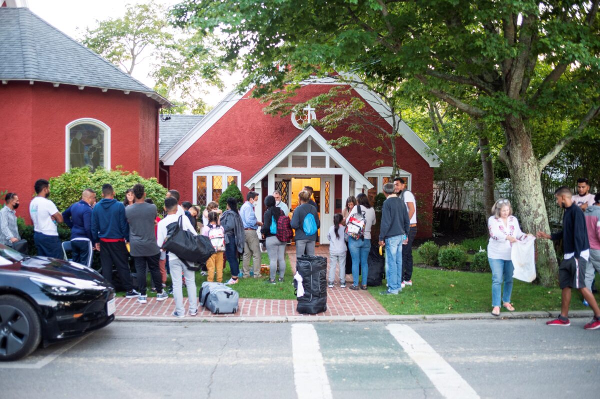 Những người nhập cư bất hợp pháp từ Venezuela đứng bên ngoài Nhà thờ St. Andrew ở Edgartown, Martha’s Vineyard, tiểu bang Massachusetts, hôm 14/09/2022. (Ảnh: Ray Ewing/Vineyard Gazette/Phát hành qua Reuters)