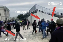 Hai sĩ quan chìm của Sở Cảnh sát Thủ đô đi phía sau cô Ashli Babbitt ở phía tây bắc của Điện Capitol vào ngày 06/01/2021. Một người trước đó đã nhận xét rằng “có người sẽ bị bắn” vào ngày hôm đó. (Ảnh: ông William Pope qua Tòa Địa hạt Liên bang/Ảnh chụp màn hình qua The Epoch Times)