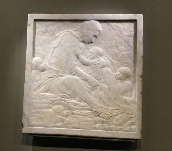 Tác phẩm “Đức Mẹ Và Chúa Hài Đồng Cùng Các Thiên Thần (Đức Mẹ Trên Những Đám Mây) do điêu khắc gia Donatello thực hiện vào năm 1425–30. Chất liệu: Đá cẩm thạch; 13 3/8 inch x 12 5/8 inch x 1 1/8 inch. Bảo tàng Mỹ thuật, Boston. (Ảnh: Lorraine Ferrier/The Epoch Times)