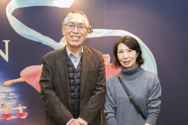 Ông Maruyama Itaru, thị trưởng thành phố Sakata, cùng phu nhân thưởng lãm Nghệ thuật Biểu diễn Shen Yun tại Trung tâm Nghệ thuật Biểu diễn Kamakura ở Kamakura, Nhật Bản, hôm 14/01/2023. (Ảnh: Fujino Takeshi/The Epoch Times)