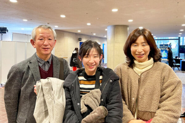 Ông Masukawa Masahiro, giám đốc Viện Bảo Tàng Junshan Folklore, thưởng lãm Nghệ Thuật Biểu Diễn Shen Yun tại Trung tâm Văn hóa Toàn diện tỉnh Tochigi cùng phu nhân và con gái tại thành phố Utsunomiya, Nhật Bản vào ngày 22/01/2023. (Ảnh: Niu Bin/The Epoch Times)