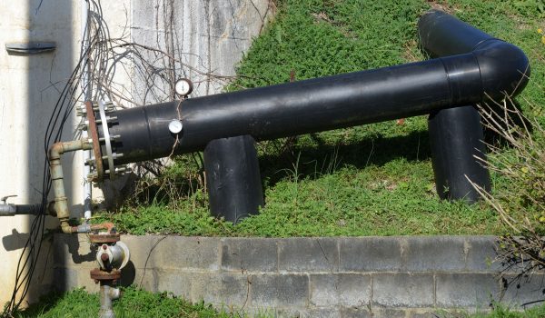 Bức ảnh chụp ngày 19/11/2015 này cho thấy khí methane từ Bãi chôn lấp Bristol Virginia đi vào nhà máy điện qua đường ống lớn màu đen này. (Ảnh: David Crigger/Bristol Herald-Courier qua AP)