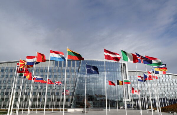 Những lá cờ bay phấp phới bên ngoài trụ sở Liên minh trước thềm cuộc họp của các Bộ trưởng Quốc phòng NATO tại Brussels, Bỉ, hôm 21/10/2021. (Ảnh: Pascal Rossignol/Reuters)