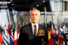 Tổng thư ký NATO Jens Stoltenberg trình bày tại một cuộc họp của các bộ trưởng quốc phòng NATO tại trụ sở của Liên minh này ở Brussels, Bỉ, hôm 14/02/2023. (Ảnh: Johanna Geron/Reuters)