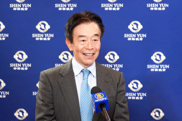 Ông Noguti Fuzio, giám đốc một công ty sản xuất nhôm, thưởng lãm Nghệ thuật Biểu diễn Shen Yun tại trung tâm Shinjuku Bunka ở Tokyo, Nhật Bản, hôm 24/01/2023 (Ảnh: Annie Gong/The Epoch Times)