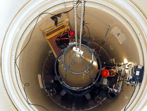 Một đội bảo trì tháo phần trên của ICBM tại một hầm chứa gần Căn cứ Không quân Malmstrom ở Montana. (Ảnh: AP Photo/Không lực Hoa Kỳ, John Parie)