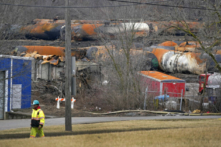 Việc dọn dẹp các bộ phận của một đoàn tàu chở hàng Norfolk Southern bị trật bánh hôm 03/02, ở East Palestine, Ohio, tiếp tục vào hôm 09/02/2023. (Ảnh: Gene J. Puskar/AP Photo)