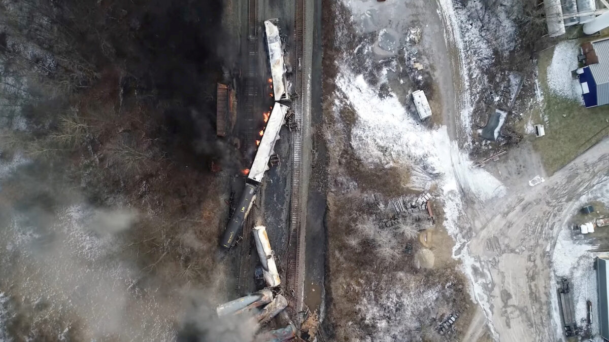 Cảnh quay bằng phi cơ không người lái cho thấy vụ trật đường ray tàu chở hàng ở thị trấn East Palestine, Ohio, hôm 06/02 2023 trong ảnh chụp màn hình từ một video phát tay do NTSB phát hành. (Ảnh: NTSBGov/Tài liệu phát qua Reuters)