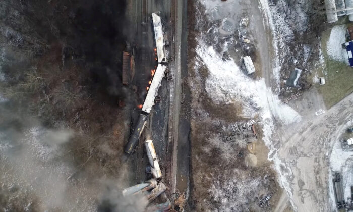 Cảnh quay bằng máy bay không người lái cho thấy vụ trật bánh tàu chở hàng ở East Palestine, Ohio, hôm 06/02/2023. (Ảnh: NTSBGov/Handout qua Reuters)