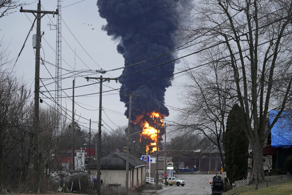 Một đám khói đen bốc lên trên thị trấn East Palestine, Ohio, kết quả của một vụ nổ có kiểm soát của một phần đoàn tàu Norfolk Southern bị trật đường ray hôm 06/02/2023. (Ảnh: Gene J. Puskar/AP Photo)