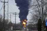 Một cột khói đen dày đặc bốc lên ở thị trấn East Palestine, Ohio, là kết quả của một vụ nổ có kiểm soát đối với một số toa chở hàng của Công ty Đường sắt Norfolk Southern bị trật bánh, hôm 06/02/2023. (Ảnh: Gene J. Puskar/AP Photo)