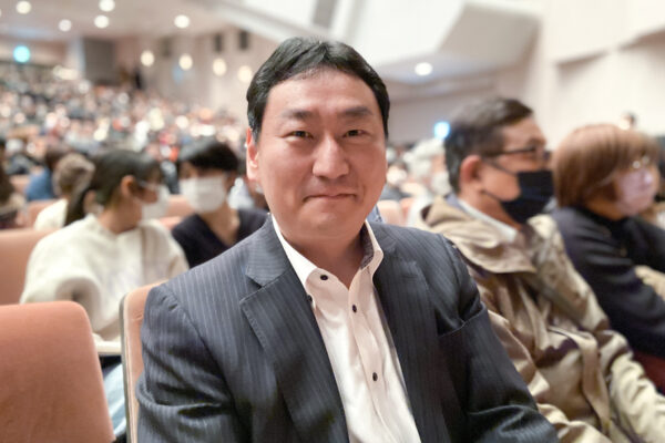 Ông Omuro Shintaro, một chuyên gia vận hành của một công ty dược phẩm nổi tiếng Nhật Bản, tham dự Nghệ thuật Biểu diễn Shen Yun tại Trung tâm Văn hóa Toàn diện Kawaguchi Lilia ở Kawaguchi, Nhật Bản, hôm 17/01/2023. (Ảnh: Wang Wenliang/The Epoch Times)