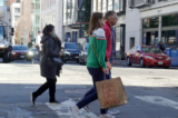 Một khách bộ hành mang theo túi xách mua sắm khi đi bộ qua Union Square ở San Francisco, California, hôm 16/11/2022. (Ảnh: Justin Sullivan/Getty Images)